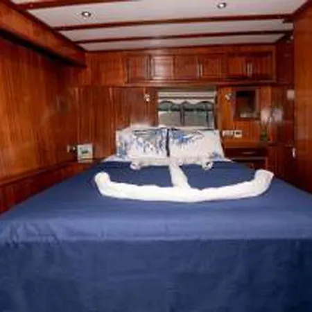 Atinayachting 보트호텔 말마리스