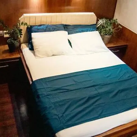 Πλωτό κατάλυμα Atinayachting Μαρμαρίς