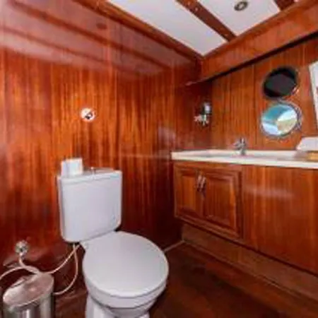 Πλωτό κατάλυμα Atinayachting Μαρμαρίς