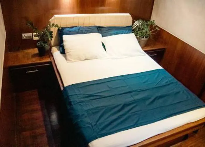 船屋 Atinayachting 马尔马里斯