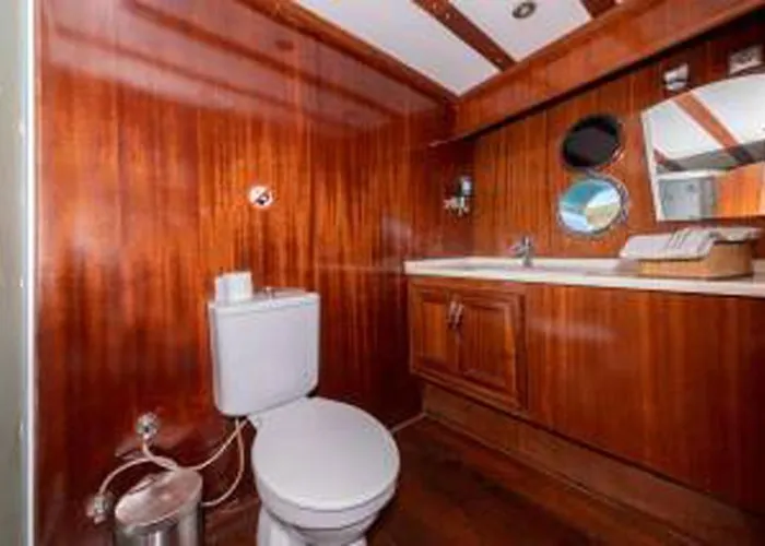 船屋 Atinayachting 马尔马里斯